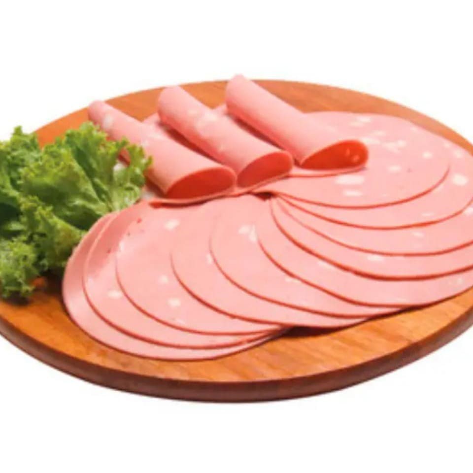 Com textura macia e sabor característico, a mortadela tradicional é perfeita para sanduíches e aperitivos. Um clássico das padarias brasileiras.