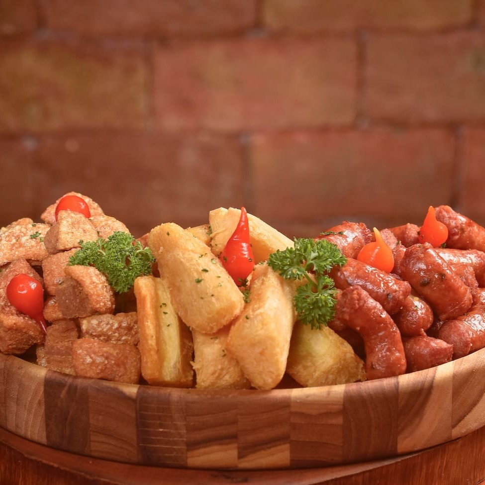 A combinação perfeita de Minas. Torresmo, mandioca e linguiça artesanal.