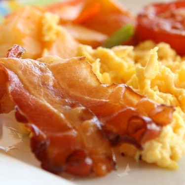 """A mistura ideal para começar o Dia bem: tapioca de ovos com bacon! Simplesmente irresistível! ️ #Receitadeliciosa #Tapioca #Baconlovers"""