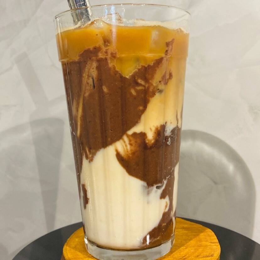 (380ml) - Café, leite de aveia, chocolate avelã da casa. *Contém açúcar, castanhas, soja e inhame.