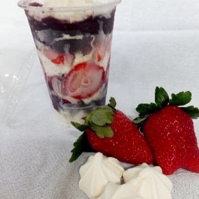 Copo de 500ml com açaí, morango, leite condensado, suspiros e creme de avelã para decorar. Este Copo É Enviado Já Montado _ Não Podendo Alterar Ou Enviar Complementos À Parte.