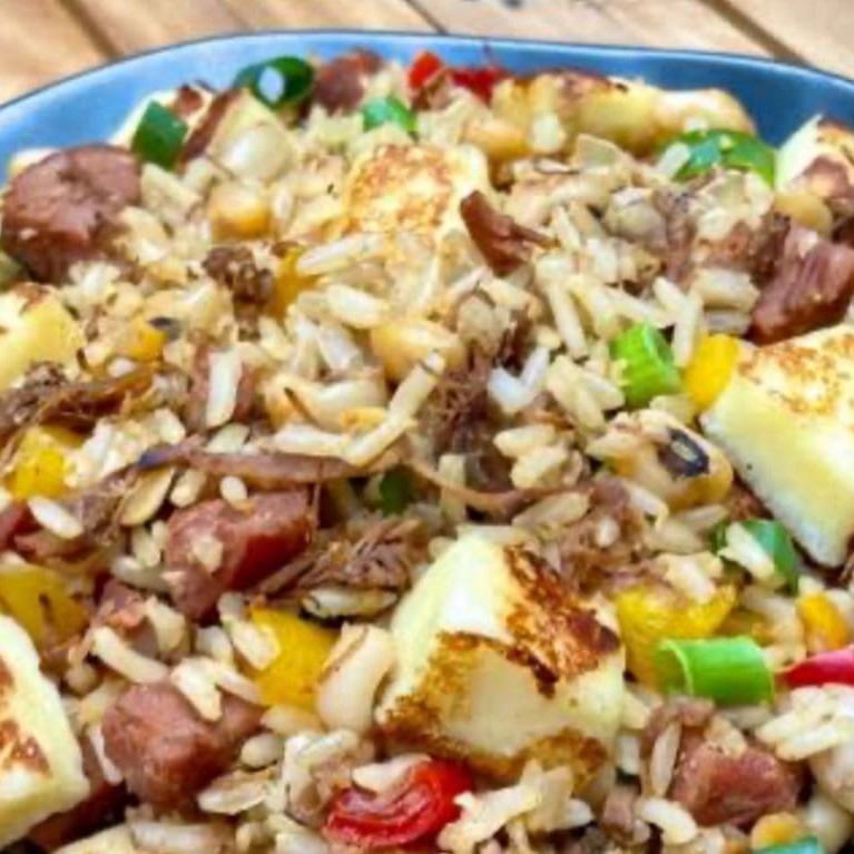 Delicioso baião de dois, acompanha carne seca, calabresa, queijo, pimentão vermelho e amarelo e um mix de temperos de dar água na boca , acompanha arroz bem soltinho, feijão bem temperado, e uma batata frita crocante