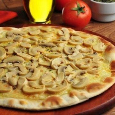 Massa grossa artesanal, ricamente coberta com uma generosa camada de queijos selecionados e suculentos champignon fatiados. Uma combinação clássica e deliciosa que agrada a todos.