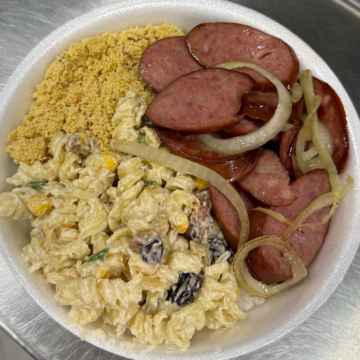 Arroz, feijão, farofa, macarronese e uma deliciosa calabresa Perdigão acebolada.