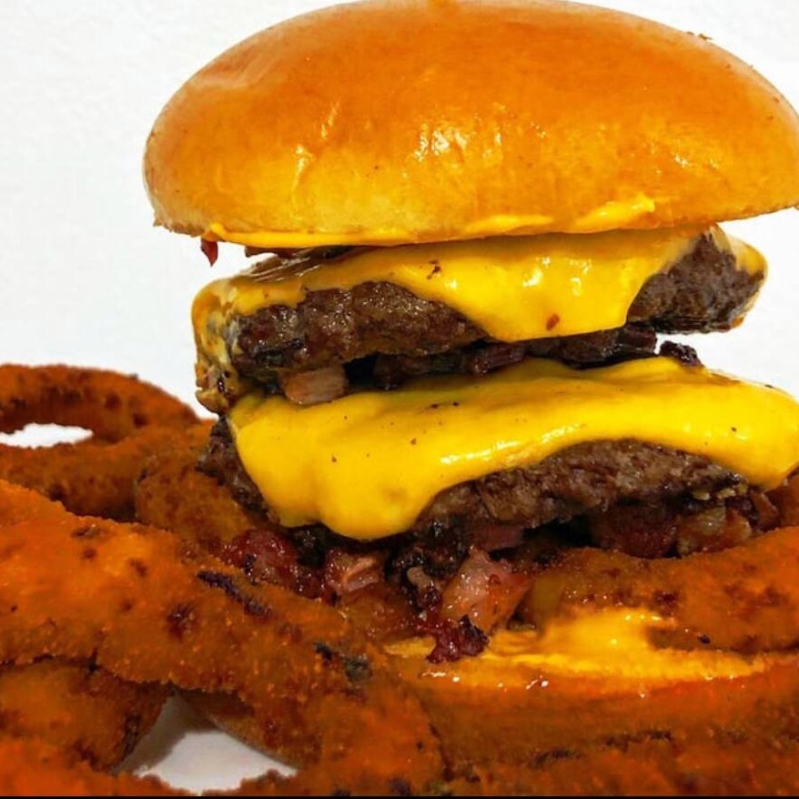 Pão de brioche, molho Billy Jack, 2 carnes picanha, anel de cebola, queijo cheddar, bacon