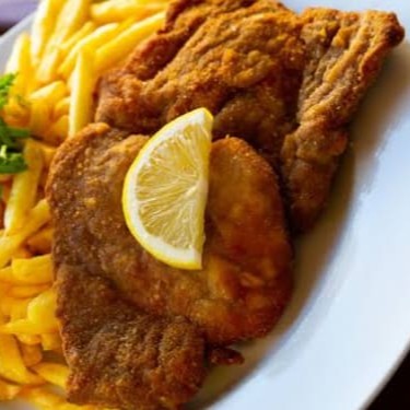 Nosso 'Contra Filé à Milanesa' é uma das estrelas de nossa categoria 'Refeições Especiais'. A carne, cuidadosamente selecionada, é revestida com uma crosta crocante e dourada, levando o sabor à excelência. O prato é generosamente servido com um arroz soltinho e aromático, nosso feijão caseiro com tempero secreto, uma farofa crocante e deliciosamente temperada e, para completar, batatas fritas, douradas e irresistíveis. É a combinação perfeita para uma refeição completa e saborosa, que aguça os sentidos e satisfaz o paladar dos mais exigentes gourmets.