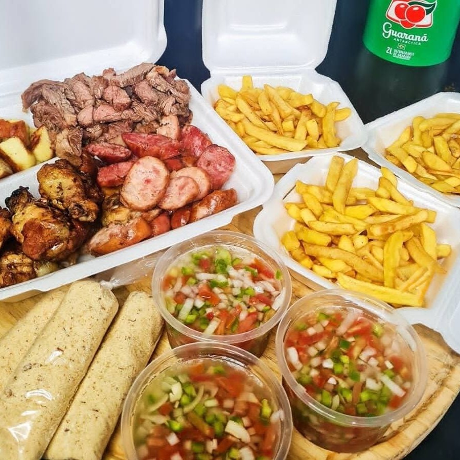 6 Drumets;  5 Linguiças;  3 Porções de Coração (10 Corações em cada Porção); 300g Picanha Maturatta;  3 Porções De Arroz;  3 Porções De Batata Frita ou 3 Saladas de Maionese;  3 Molhos;  3 Farofas;  1 Guaraná Antártica 2l.