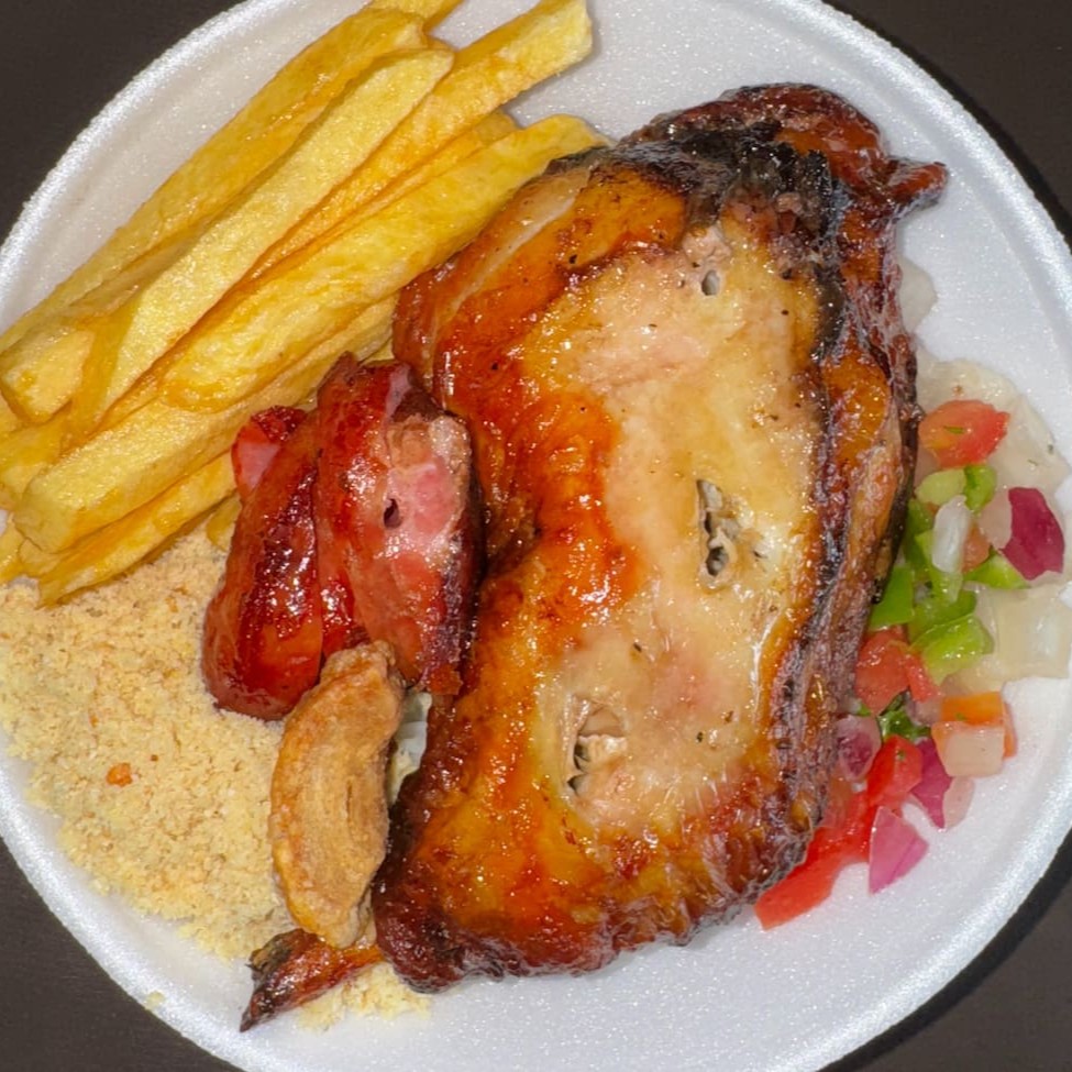 Acompanha arroz, feijão, farofa, molho vinagrete , linguiça e outros acompanhamentos.