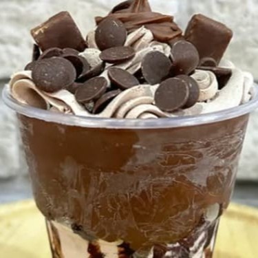 O copo vem recheado de Nutella... Em volta, no meio e em cima. pode escolher o Sabor do Açaí, Tipos de Condimentos e Chantilly, tudo isso inteiramente Grátis!!!