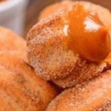 Aprecie nossos Mini Churros, generosamente recheados com doce de leite de alta qualidade. Cada unidade, cuidadosamente produzida, pesa aproximadamente 14 gramas e é entregue pronta para o seu deleite. Com uma presença marcante em todos os eventos, estes Mini Churros são irresistíveis e certamente serão um sucesso em qualquer ocasião. Desperte seus sentidos com essa delícia inigualável e transforme seu momento em uma experiência culinária memorável.