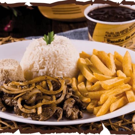 Iscas de alcatra acompanha batata frita, arroz branco, feijão preto e farofa.