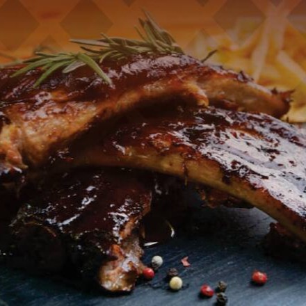 A costela suína no bafo é marinada em cachaça e especiarias por doze horas e assada no bafo por seis horas. Servidas com batatas cozida e cebolas.  Acompanha farofa da casa e molho a campanha.