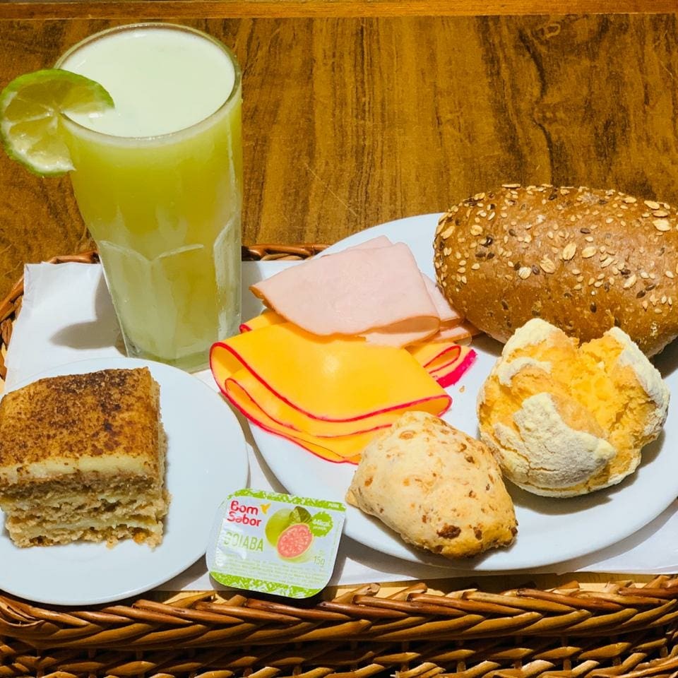 Contém 35 Itens :  4 Pães 4 Sachês  8 Frios 2 Pastinhas - 40g (cada) 1 Saco Torrada 8 Mais pedidos  4 Sobremesas 4 Sucos