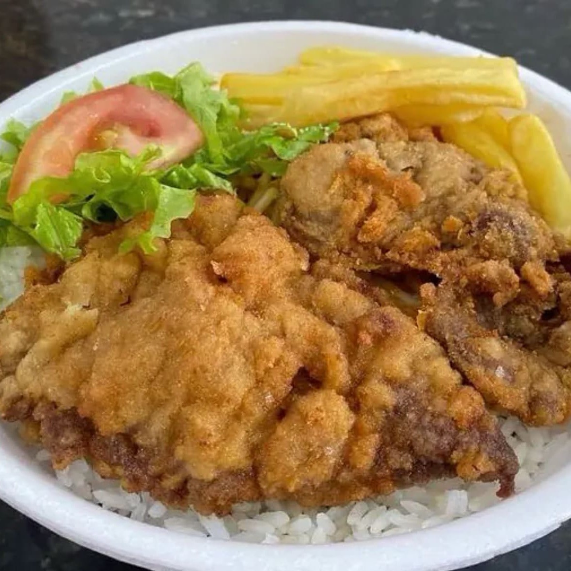 Acompanha Arroz, feijão, farofa + 2 complementos