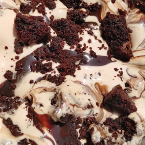 Nosso tão desejado sorvete de doce de leite com uma cara nova, agora com uma combinação perfeita, mesclado com calda de chocolate e deliciosos pedaços de brownie.