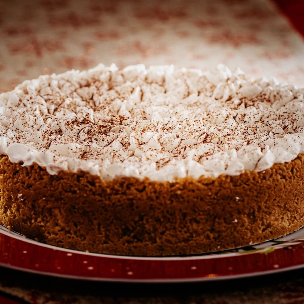 Um pedaço e você já se rende! Nossa massa artesanal recebe bananas maduras com canela na medida certa, doce de leite cremoso e um chantilly leve como abraço de vó. É uma explosão de sabor que conquista desde a primeira colherada! Serve bem até 12 pessoas… mas se todo mundo colaborar, rende até 20 sorrisos! Peça agora e descubra por que essa é uma das queridinhas da casa.