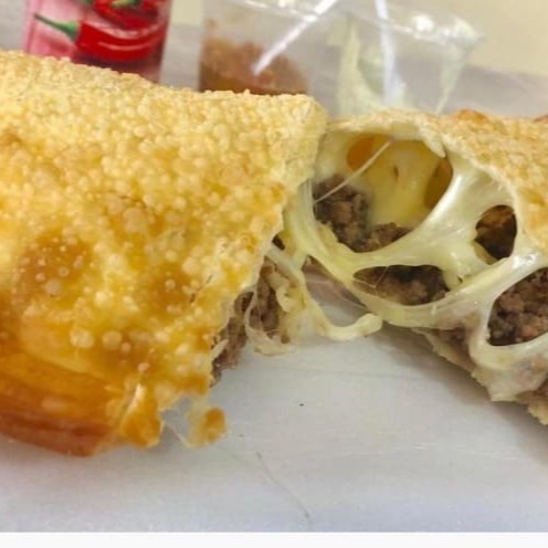 Massa frita de 22 cm recheada com delicioso recheio de carne e queijo