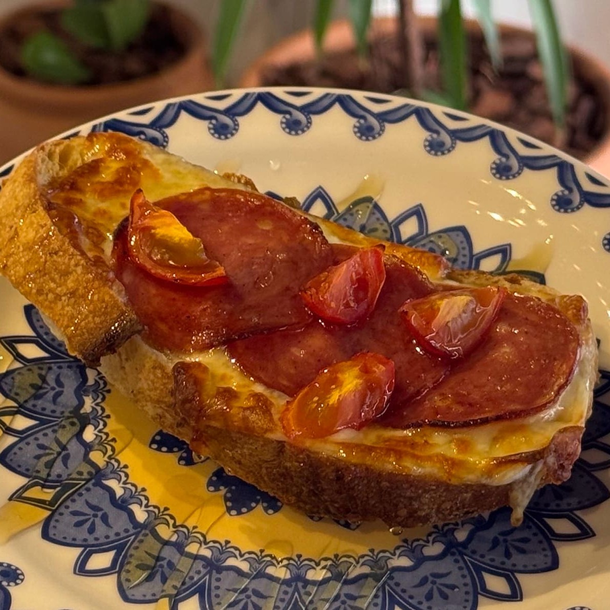 Feita no pão de fermentação natural, finalizada no forno!