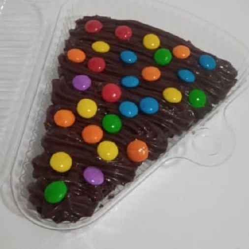 Brownie com recheio de brigadeiro de chocolate e confeitos M&ms