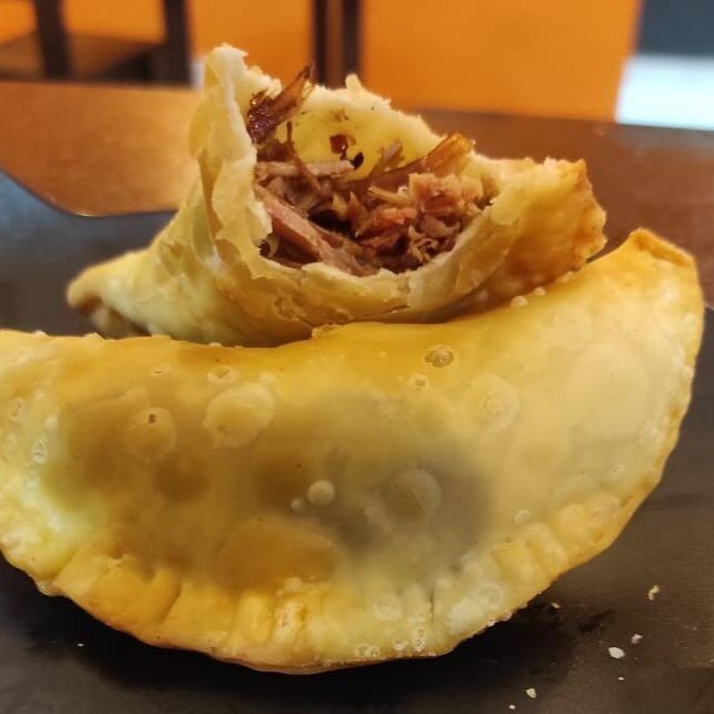 Pastel bem recheado, com a nossa suculenta costela suína defumada.