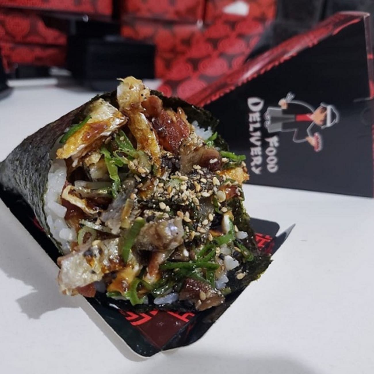 Pele de salmão grelhado com gergelim e teriaki