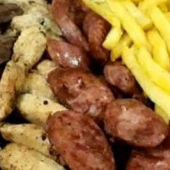 2 churrasco misto 1 com fritas 1 com batata frita arroz fé farofa.