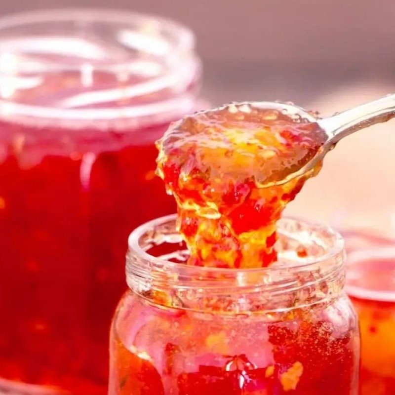 Acompanhamento ideal para salgados fritos e dadinhos de tapioca! Nossa geleia de pimenta tem o equilíbrio perfeito entre o doce suave e o picante na medida certa. Realça o sabor dos petiscos e transforma cada mordida em uma explosão de sabor. Feita artesanalmente com ingredientes selecionados – um toque especial que faz toda a diferença! ( Embalagem descartável )