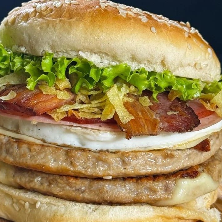 Pão, 2 carnes, queijo, presunto, ovo, bacon, calabresa, alface e batata palha