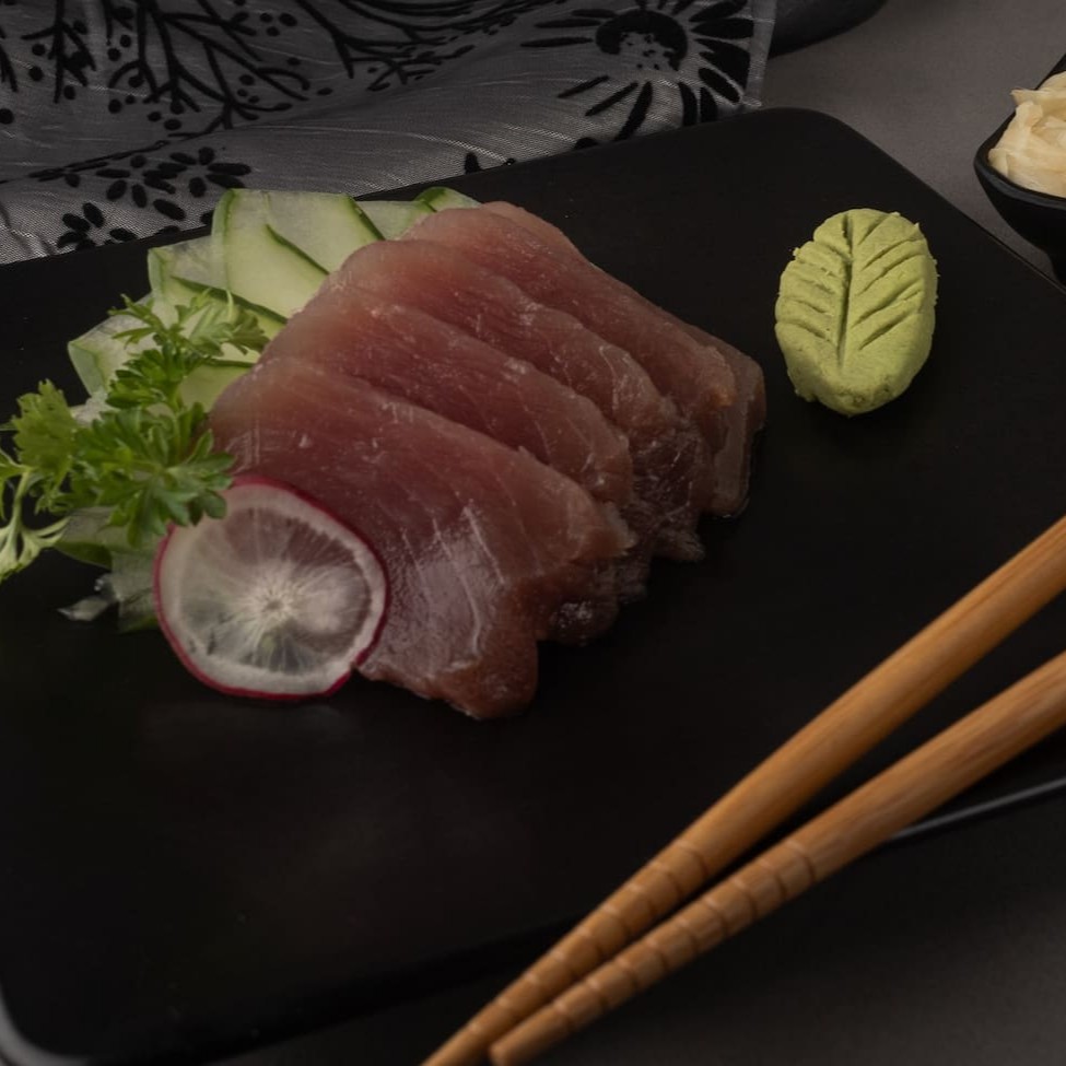 Sashimi de Atum – 5 unidades   Lâminas selecionadas do lombo nobre do atum, cortadas com precisão para destacar sua textura firme e sabor marcante.    Uma escolha clássica e elegante para quem aprecia o frescor e a autenticidade da culinária japonesa.