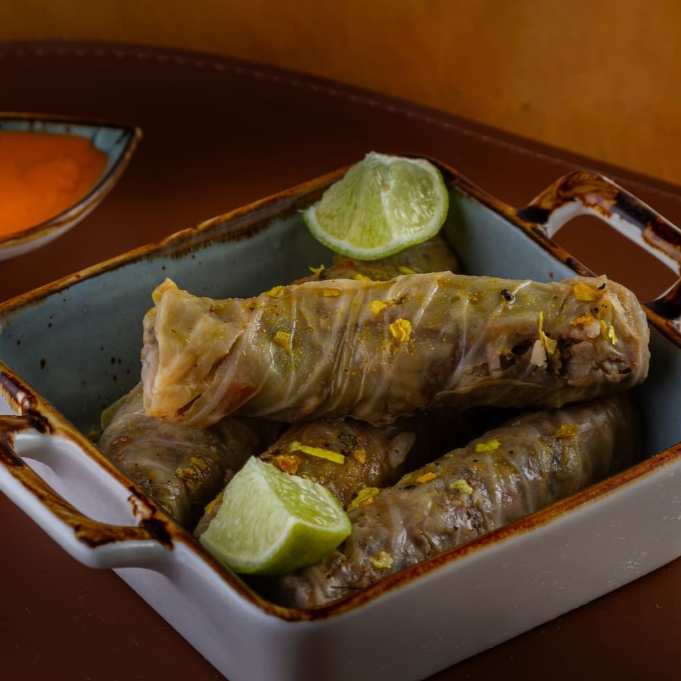 Nosso delicioso charuto de folha de Repolho com molho de tomate! Aproximadamente 240 gramas.