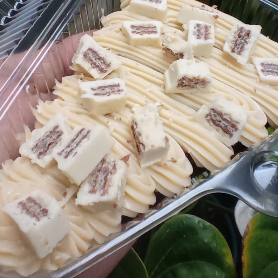 Fatia de Brownie recheada com brigadeiro cremoso de Ninho e kitkat branco