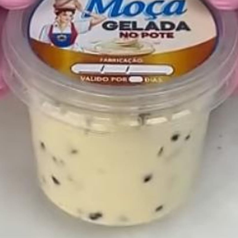 Leva leite condensado, creme de leite, leite em pó, chantily e raspa de chocolate