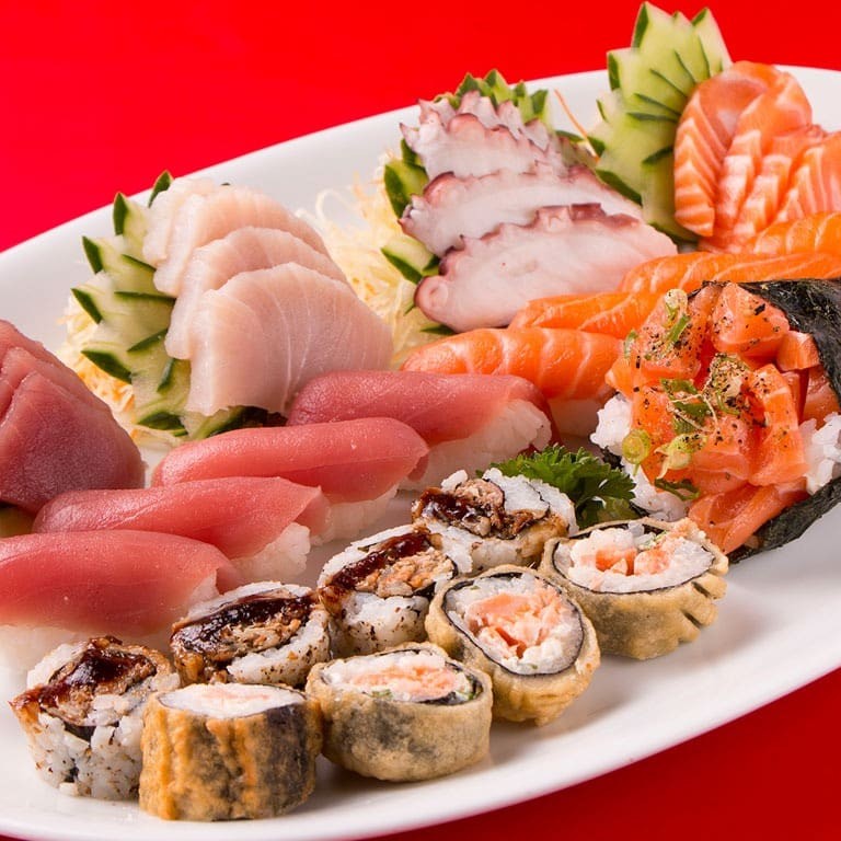 4 sashimi salmão, 4 sashimi atum, 4 sashimi peixe branco, 4 sashimi polvo, 4 sushi salmão, 4 sushi atum, 4 hot Filadélfia, 4 skin roll cortesia: 1 temaki Filadélfia