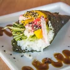 Temaki com manga, pepino, kani, gergelim e arroz - 1 unidades    ----------tags------------- Sushi/japa/culinária japonesa/sushi em casa / promoções/makimonos/Philadelphia/filadélfia/hot filadélfia/ hot Philadelphia/sunomono/entre grátis/combinados/Carpaccio/cevite/sashimi de salmão/sushi por 1 real / promoção de hot/temaki/yakissoba