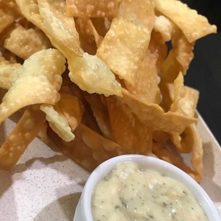 Nossa Deliciosa massa de pastel em tirinhas com acompanhamento de molhos salgados! Escolha seu acompanhamento, vai em potinho separado.
