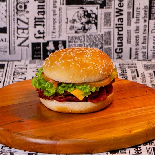 Pão, carne, calabresa, cheddar e salada