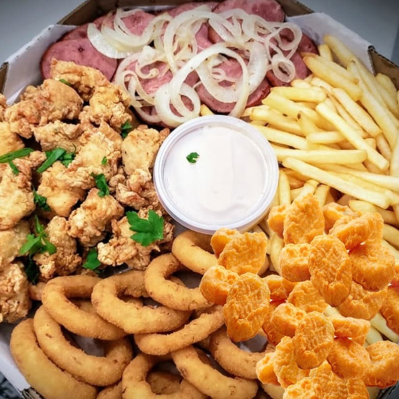 250 gr de batata frita  250 gr de orion  250 gr de nuggets 250 gr de linguiça calabresa  250 gr de tiras de file de peito de frango  empanados  e frito