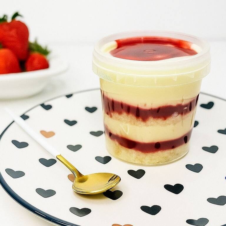 Bolo de pote com massa fofinha de baunilha, recheado com brigadeiro cremoso de leite Ninho e finalizado com geleia artesanal de morango. Uma combinação clássica e irresistível, que une o doce cremoso ao frescor da fruta!