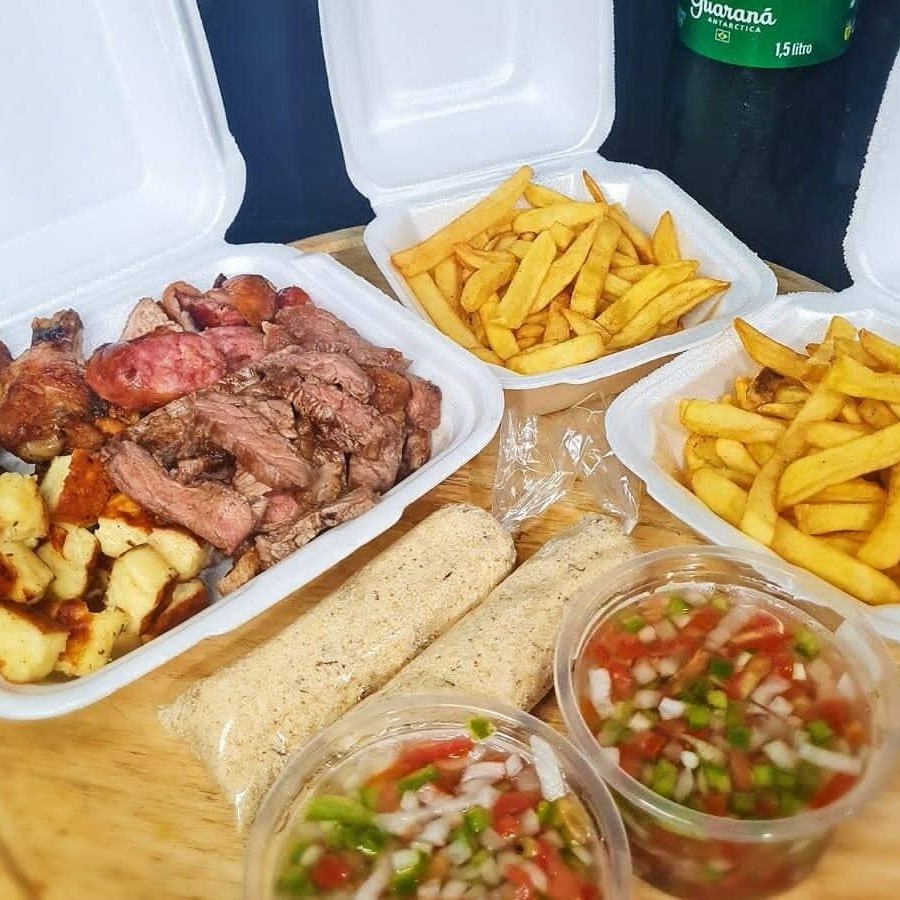 4 Drumets;  3 Linguiças;  2 Porções de Coração (10 Corações em cada Porção); 200g Picanha Maturatta;  2 Porções De Arroz;  2 Porções De Batata Frita ou 2 Saladas de Maionese;  2 Molhos;  2 Farofas;  1 Guaraná Antártica 1.5l.