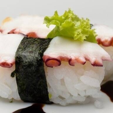 Delicadamente cortado e cozido no ponto certo, o polvo é servido sobre arroz temperado, resultando em quatro unidades de sabor equilibrado, maciez surpreendente e leve toque do mar. Uma escolha que expressa autenticidade e tradição.