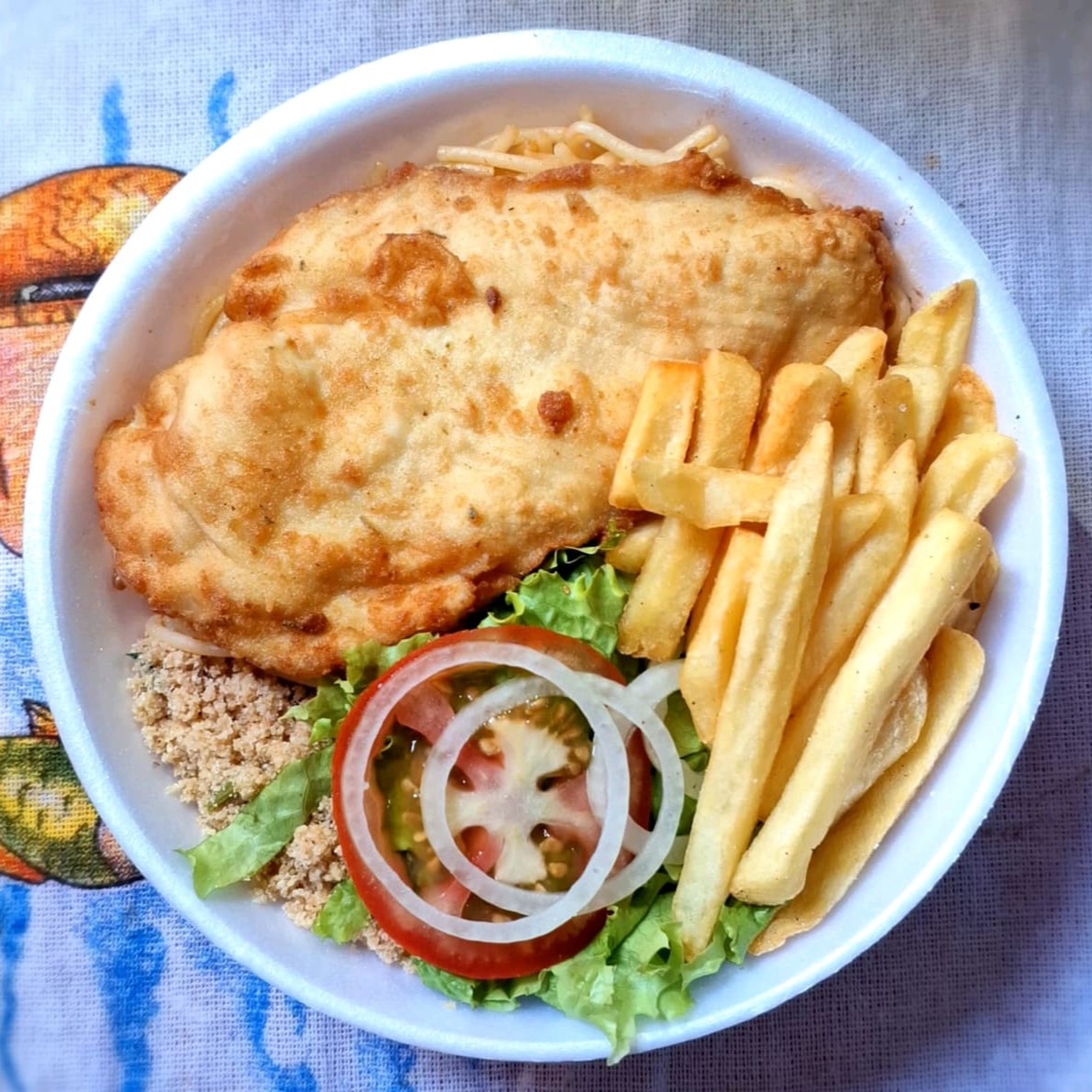 Arroz, feijão, macarrão, farofa, salada verde e batata frita