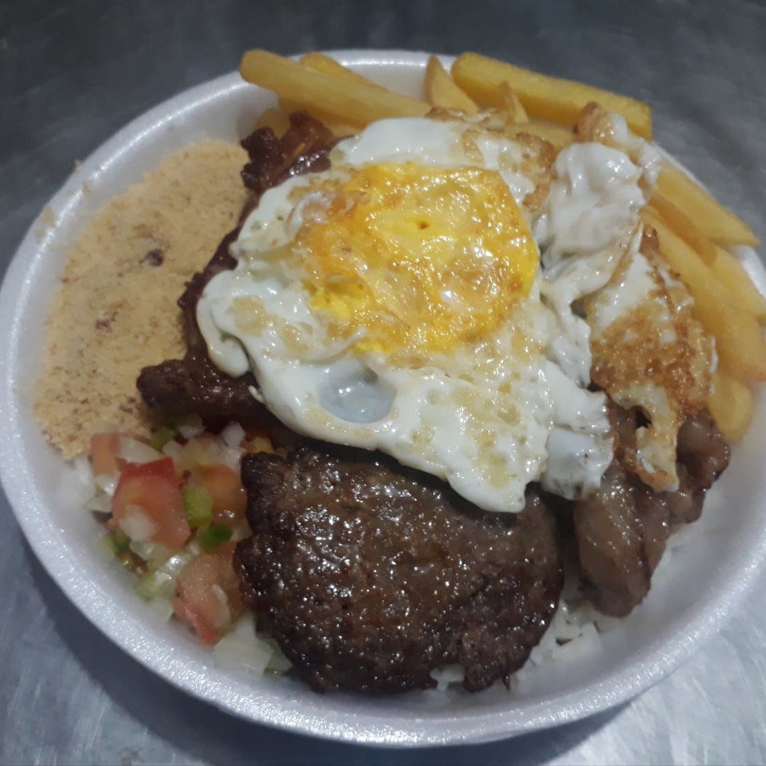 Marmita Acompanha: Bife de contra filé com ovo frito, arroz(branco ou a grega) feijão, farofa, molho à campanha e fritas ou purê de batatas.