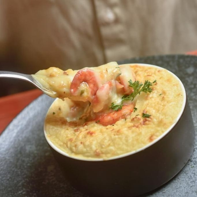 Escondidinho com delicioso recheio de camarão.