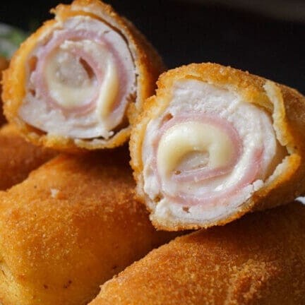 O Enroladinho de Queijo com Presunto, uma verdadeira estrela da categoria de Salgados Fritos, é uma delícia irresistível. Este salgado é generosamente recheado com um queijo de qualidade excepcional e presunto de primeira linha, proporcionando um sabor magnífico em cada mordida. Sua crocância dourada por fora e seu recheio derretido por dentro fazem dele um prazer culinário. Uma escolha perfeita para quem aprecia a combinação clássica de queijo e presunto em um salgado frito inesquecível.