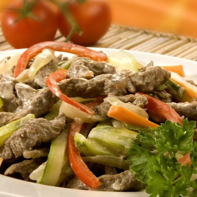 O 'Prato Fitness com Isca de Carne' é uma composição equilibrada e saborosa, apresentada pelo aclamado Chef Barros. Ela apresenta um fascinante arroz integral, perfeitamente cozido e rico em fibras. Nossa salada de legumes frescos e crocantes é um deleite para o paladar, proporcionando uma explosão de sabores naturais. O ovo cozido, macio e nutritivo, agrega um toque de suavidade ao prato. A ervilha petit pois, delicadamente preparada, confere uma textura agradável que satisfaz o paladar. A salada de alface e tomate, fresca e suculenta, complementa perfeitamente o prato com