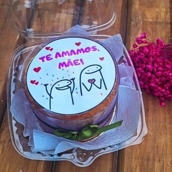 Super delicioso bolo Bentô Cake com uma massa úmida e saborosa, recheio extremamente cremoso, finalizado com acetato e decorado com topo em papel fotográfico. Ele vai acondicionado em uma marmitinha, envolvido em acetato transparente com uma fita de cetim (Consultem-nos sobre as cores de fita que temos disponíveis no momento do pedido).  Escolha o sabor da massa e o recheio. As opções de frases para o topo (impresso) estão nos complementos e não é possível alterar ou acrescentar informações ao material.  bolo marmita bentô cake massa recheio saboroso doce presente lembrança ocasião
