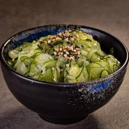 Saladinha refrescante de pepino japonês ,molho especial e gergelim. ** Aproximadamente 180g **