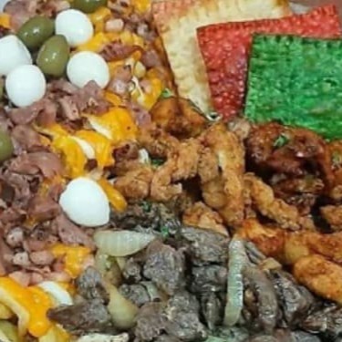 Batata frita, cheddar, Catupiry, Bacon, azeitona, ovo de codorna,   Aipim frito, frango a passarinho,  mini pastéis, 4 espetinho mistos