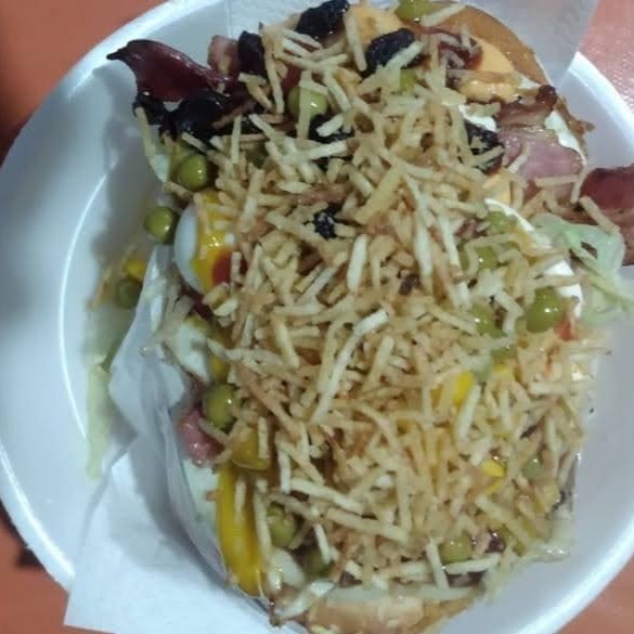 Nosso irresistível Tremdesgorvernado com 3 pães fresquinho, 3 suculentas carnes, 3 queijos derretidos, 3 presuntos defumado, 3x bacon crocante e 3x saborosa calabresa. Para uma textura extra, adicionamos batata palha crocante, milho e um delicioso molho cheddar e Catupiry uma porção de alface fresca e tomate suculento. Satisfaça o seu desejo de um Trembão completo e delicioso!