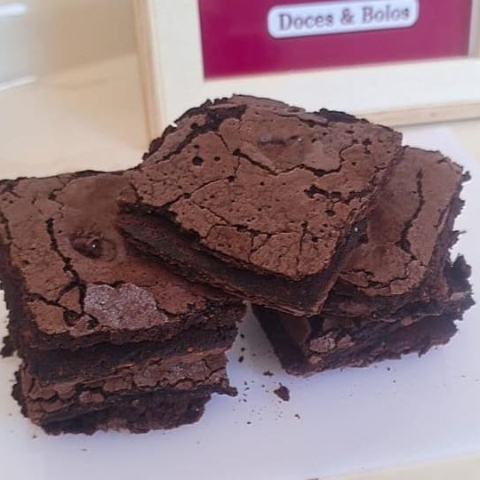Ótima opção de sobremesa para aquele lanche da tarde! Nosso Brownie da Casa é feito com uma massa doce e saborosa, excelente para degustar com prazer a qualquer momento. Sugestões: Aqueça por 10 segundos no micro-ondas antes de consumir ou acrescente um pouco de sorvete formando uma combinação deliciosa!